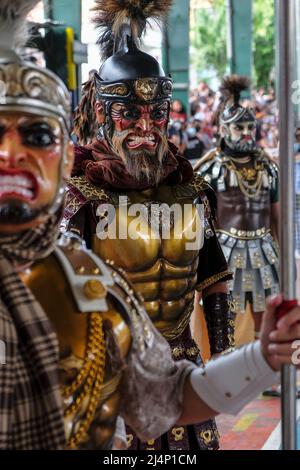 BOAC, Filippine - Aprile 2022: Partecipanti al Festival dei Moriones tenutosi durante la settimana Santa in BOAC il 17 Aprile 2022 a Marinduque, Filippine. Foto Stock