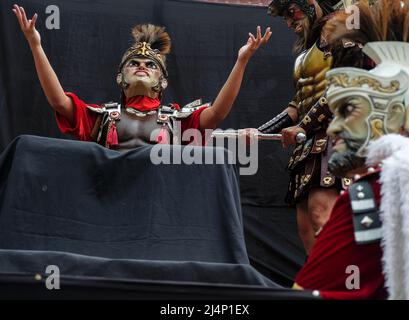 BOAC, Filippine - Aprile 2022: Partecipanti al Festival dei Moriones tenutosi durante la settimana Santa in BOAC il 17 Aprile 2022 a Marinduque, Filippine. Foto Stock