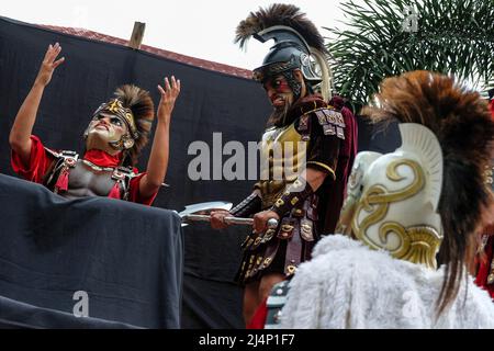 BOAC, Filippine - Aprile 2022: Partecipanti al Festival dei Moriones tenutosi durante la settimana Santa in BOAC il 17 Aprile 2022 a Marinduque, Filippine. Foto Stock