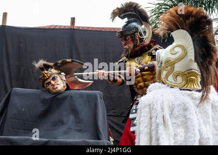 BOAC, Filippine - Aprile 2022: Partecipanti al Festival dei Moriones tenutosi durante la settimana Santa in BOAC il 17 Aprile 2022 a Marinduque, Filippine. Foto Stock