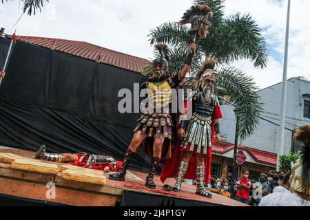 BOAC, Filippine - Aprile 2022: Partecipanti al Festival dei Moriones tenutosi durante la settimana Santa in BOAC il 17 Aprile 2022 a Marinduque, Filippine. Foto Stock