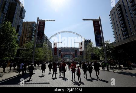 Londra, Inghilterra, 16th aprile 2022. I tifosi si dirigono verso lo Stadio di Wembley, davanti alla partita della Emirates fa Cup al Wembley Stadium di Londra. Il credito dell'immagine dovrebbe leggere: Paul Terry / credito dello Sportimage: Notizie dal vivo dello Sportimage/Alamy Foto Stock