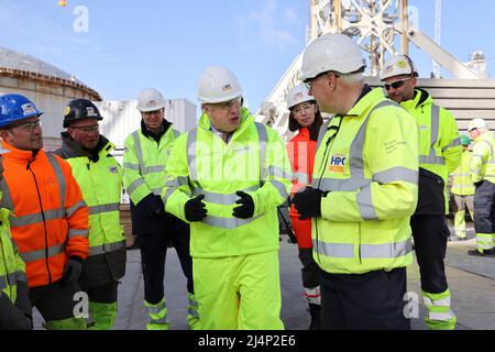 BRIDGWATER, INGHILTERRA, Regno Unito - 07 aprile 2022 - il primo ministro britannico Boris Johnson e il segretario di Stato per le strategie industriali, energetiche e commerciali Kwasi kW Foto Stock