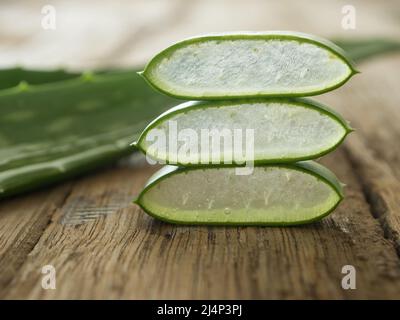 Aloe vera posizionare i pezzi su un tavolo di legno. soft focus Foto Stock