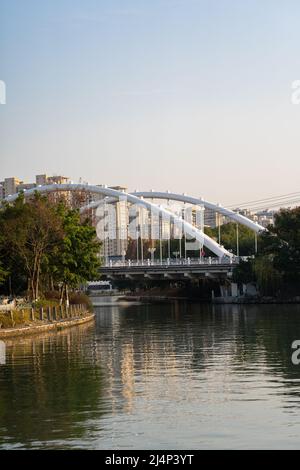 Colpo verticale di un ponte ad arco moderno e beutiful a Wenzhou, Cina Foto Stock