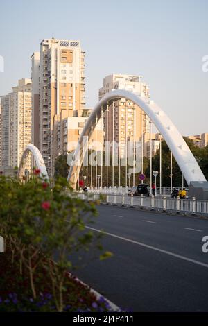 Colpo verticale degli archi sul moderno ponte di metallo a Wenzhou, Cina Foto Stock