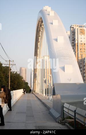 Colpo verticale degli archi sul moderno ponte di metallo a Wenzhou, Cina Foto Stock