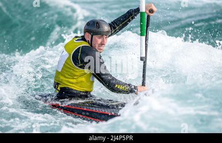 Lee Valley, Regno Unito. 16th Apr 2022. Sam Maingay gareggiò nel C1 durante la British Canoe Slalom Olympic Qualification a Lee Valley il 16 aprile 2022. Foto di Phil Hutchinson. Solo per uso editoriale, licenza richiesta per uso commerciale. Nessun utilizzo nelle scommesse, nei giochi o nelle pubblicazioni di un singolo club/campionato/giocatore. Credit: UK Sports Pics Ltd/Alamy Live News Foto Stock