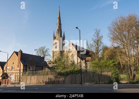 La torre della chiesa di Revival Gotica di grado II* e la guglia della Chiesa della Santissima Trinità, Ponsonby Road, Roehampton, Londra, SW15, Inghilterra, Regno Unito Foto Stock