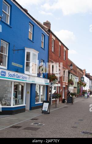 Negozi in Northload Street a Glastonbury, Somerset nel Regno Unito Foto Stock