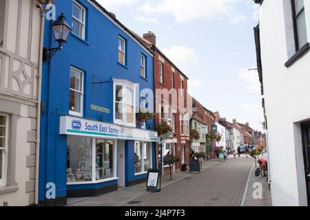 Negozi in Northload Street a Glastonbury, Somerset nel Regno Unito Foto Stock