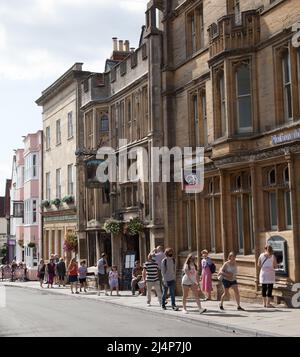 High Street a Glastonbury, Somerset in una giornata estiva molto intensa nel Regno Unito Foto Stock