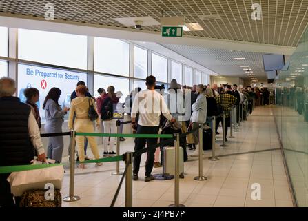 Code che si formano alla sicurezza dell'aeroporto di Birmingham, a causa della carenza di personale in molti dei principali aeroporti del Regno Unito, alcuni aeroporti stanno subendo enormi code di persone Foto Stock