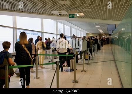 Code che si formano alla sicurezza dell'aeroporto di Birmingham, a causa della carenza di personale in molti dei principali aeroporti del Regno Unito, alcuni aeroporti stanno subendo enormi code di persone Foto Stock