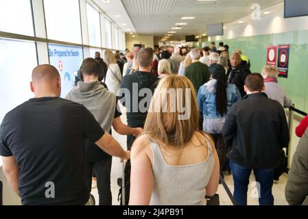 Code che si formano alla sicurezza dell'aeroporto di Birmingham, a causa della carenza di personale in molti dei principali aeroporti del Regno Unito, alcuni aeroporti stanno subendo enormi code di persone Foto Stock