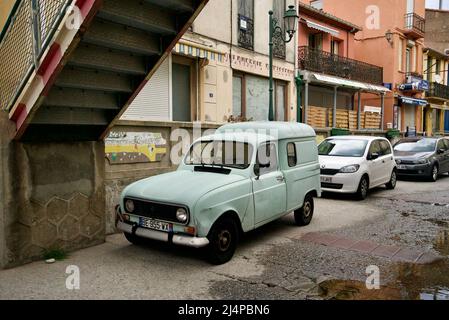 Renault 4 Fourgonnette (Van) parcheggiato su una strada in Francia (Coluor Blu) Foto Stock
