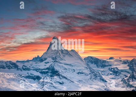 Idilliaca montagna del Cervino nelle alpi contro il cielo nuvoloso durante il tramonto Foto Stock