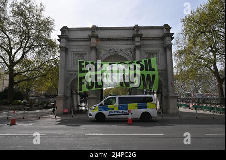 Londra, Regno Unito. 17 aprile 2022. Extinction Rebellion consegna un grande banner 'End Fossil Fuel Now' al Marble Arch, Londra, Regno Unito. Credit: Picture Capital/Alamy Live News Foto Stock