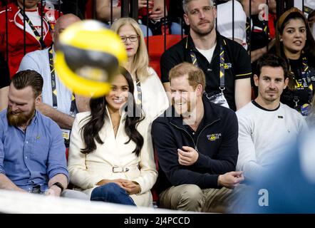 L'AIA - il duca e la duchessa del Sussex, il principe Harry e sua moglie Meghan Markle, visitano la sezione seduta di pallavolo della quinta edizione degli Invictus Games, un evento sportivo internazionale per i militari e i veterani che sono stati psicologicamente o fisicamente feriti durante il loro lavoro militare. ANP SEM VAN DER WAL Foto Stock