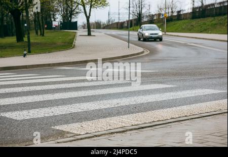Attraversamento pedonale all'incrocio di tre strade. Foto Stock