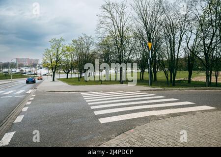 Attraversamento pedonale all'incrocio di tre strade. Foto Stock