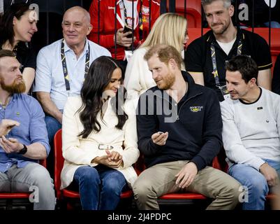 L'AIA - il duca e la duchessa del Sussex, il principe Harry e sua moglie Meghan Markle, visitano la sezione seduta di pallavolo della quinta edizione degli Invictus Games, un evento sportivo internazionale per i militari e i veterani che sono stati psicologicamente o fisicamente feriti durante il loro lavoro militare. ANP SEM VAN DER WAL Foto Stock