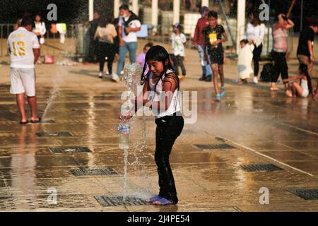 Una ragazza gioca con l'acqua nelle fontane del Monumento della Rivoluzione durante i festeggiamenti della settimana Santa. In Messico, per molti anni si sosteneva che durante questo giorno le persone erano state spolpate di secchielli pieni d'acqua non appena lasciano le loro case. Ora lo spreco di acqua è penalizzato in Messico con multe e persino arresti di fino a 24 ore a causa della scarsità di acqua nel paese più presente di prima, così invece, la gente viene qui al Monumento di Rivoluzione per giocare con l'acqua della fontana. (Foto di Guillermo Diaz/SOPA Images/Sipa USA) Foto Stock