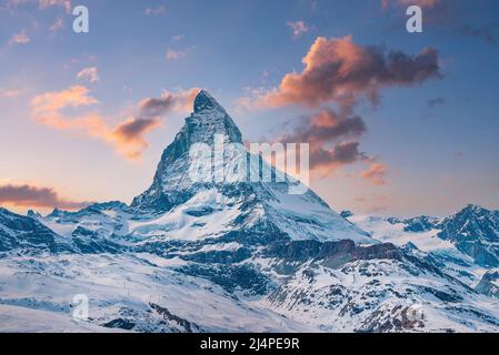 Vista panoramica della splendida montagna del Cervino nelle alpi contro il cielo durante il tramonto Foto Stock