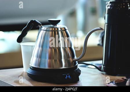 bollitore elettrico per preparare il caffè con un beccuccio lungo Foto Stock