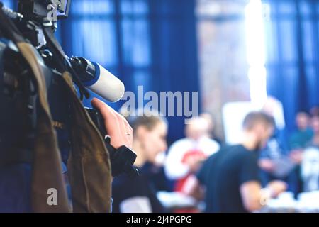 La telecamera scatta l'evento.concentrarsi sul microfono della telecamera Foto Stock