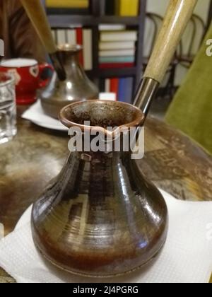 Ferro da stiro per preparare il caffè al fuoco Foto Stock