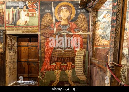 Der bemalte Innenraum der Scheunendachkirche Archangelos Michail oder Kirche des Erzengel Michael in Pedoulas, Zypern, Europa | gli interni dipinti Foto Stock