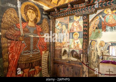 Der bemalte Innenraum der Scheunendachkirche Archangelos Michail oder Kirche des Erzengel Michael in Pedoulas, Zypern, Europa | gli interni dipinti Foto Stock