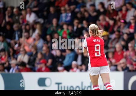 Londra, Regno Unito. 17th Apr 2022. Beth Mead (9 Arsenal) applaudisce i fan prima della partita di semifinale della Vitality Womens fa Cup tra Arsenal e Chelsea al Meadow Park di Londra, Inghilterra. Liam Asman/SPP Credit: SPP Sport Press Photo. /Alamy Live News Foto Stock