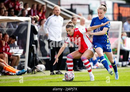 Londra, Regno Unito. 17th Apr 2022. Stephanie Catley (7 Arsenal) e Niamh Charles (21 Chelsea) in azione durante la partita di semifinale di Vitality Womens fa Cup tra Arsenal e Chelsea al Meadow Park di Londra, Inghilterra. Liam Asman/SPP Credit: SPP Sport Press Photo. /Alamy Live News Foto Stock