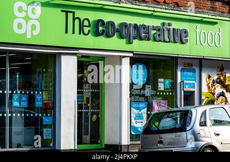 Epsom Surrey London UK, Aprile 17 2022, High Street Branch of Co-operated Food and drink Supermarket Shop with No People Foto Stock