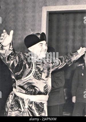 Maresciallo dell'Unione Sovietica Rodion Malinovsky come Ministro della Difesa indossando abiti tradizionali mongoli durante una visita ufficiale in Mongolia, 1961 Foto Stock