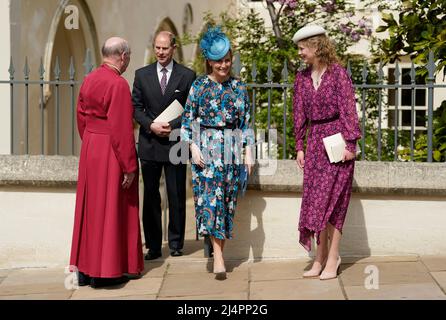 (Da sinistra a destra) il Conte di Wessex, la Contessa di Wessex e Lady Louise Mountbatten-Windsor lasciando il Servizio dei Mattins di Pasqua alla Cappella di St George al Castello di Windsor nel Berkshire. Data foto: Domenica 17 aprile 2022. Foto Stock