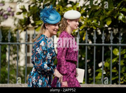 La contessa di Wessex (a sinistra) e Lady Louise Mountbatten-Windsor lasciano il Servizio dei Mattins di Pasqua alla Cappella di St George al Castello di Windsor nel Berkshire. Data foto: Domenica 17 aprile 2022. Foto Stock