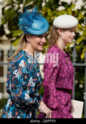 La contessa di Wessex (a sinistra) e Lady Louise Mountbatten-Windsor lasciano il Servizio dei Mattins di Pasqua alla Cappella di St George al Castello di Windsor nel Berkshire. Data foto: Domenica 17 aprile 2022. Foto Stock