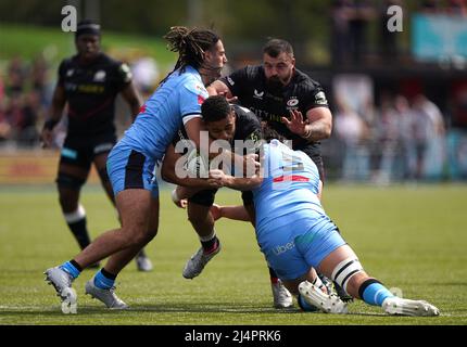 Andy Christie di Saracens (al centro) affrontato da Josh Navidi e Rory Thornton di Cardiff durante LA partita della EPCR Challenge Cup del 16 allo StoneX Stadium di Londra. Data foto: Domenica 17 aprile 2022. Foto Stock