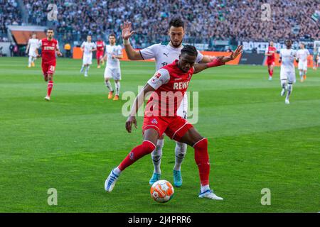 Sport, calcio, Bundesliga, 2021/2022, Borussia Moenchengladbach vs. 1. FC Koeln 1-3, Stadio Borussia Park, scena della partita, Kingsley Osezele Ehizibue (FC) ahead e Rami Bensebaini (MG), le NORMATIVE DFL PROIBISCONO QUALSIASI USO DI FOTOGRAFIE COME SEQUENZE DI IMMAGINI E/O QUASI-VIDEO Foto Stock