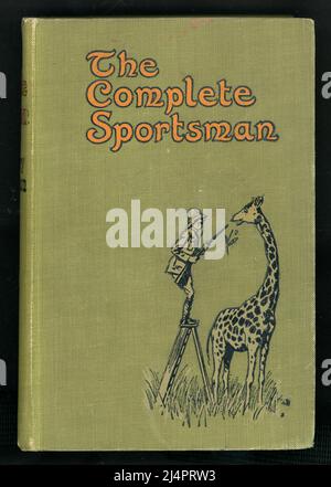 Prima edizione hardback originale di The complete Sportsman (compilata dalle memorie sportive fittizie di Reginald Drake Biffin) con la copertina di un grande cacciatore di giochi che cerca di sparare a una giraffa. Molti degli articoli pubblicati all'interno apparvero originariamente su Punch, Pearson's Magazine, The Pall Mall Magazine, The Sphere, The Graphic e The Westminster Gazette. Pubblicato da Edward Arnold, Londra. 1914. Edizione coloniale, di Harry Graham. Illustrato da Lewis Baumer. Londra, Regno Unito 1914 Foto Stock