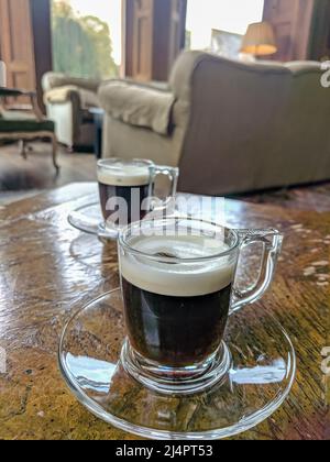 Caffè Irlandese in bicchieri di vetro in un hotel Irlandese. Foto Stock