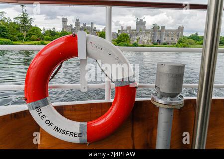 Anello di vita sulla barca turistica passeggeri "Isola di Inisfree" dopo la partenza dal castello di Ashford. Foto Stock