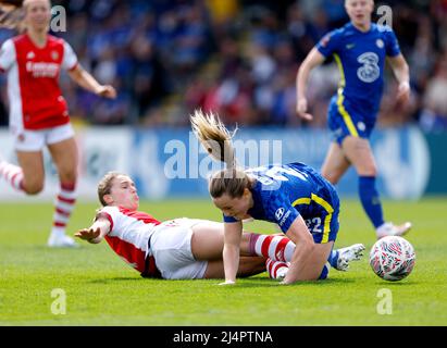 Vivianne Miedema di Arsenal (a sinistra) affronta Erin Cuthbert di Chelsea durante la partita semifinale della Vitality Women's fa Cup al LV Bet Stadium Meadow Park di Borehamwood. Data foto: Domenica 17 aprile 2022. Foto Stock