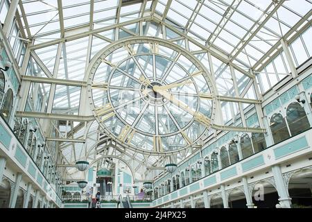 Dublino, Irlanda - 04.10.2022: Grande orologio del St Stephen's Green Shopping Centre, Dublino, Irlanda. Interno Foto Stock