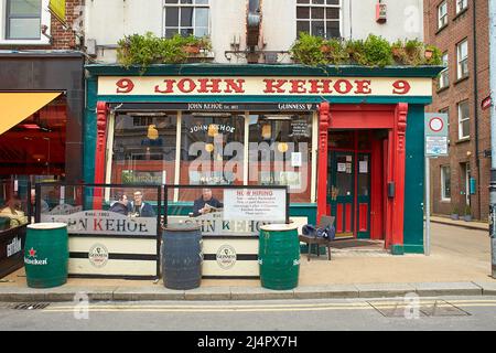 Dublino, Irlanda - 04.10.2022: Il punto di riferimento del pub nel quartiere culturale di Dublino visitato da migliaia di turisti ogni anno. Gente intorno al pub. Foto Stock