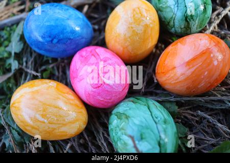 Wernigerode, Germania. 17th Apr 2022. Le uova di Pasqua colorate giacciono su un prato nel Christianental Game Park. Nella luce del sole, molti visitatori e ospiti hanno colto l'occasione la Domenica di Pasqua per una gita. Nel parco giochi Christianental è stato invitato alla tradizionale collezione di uova di Pasqua. A questo scopo, più di 1000 uova di Pasqua sono state distribuite su un grande prato. Credit: Matthias Bein/dpa/ZB/dpa/Alamy Live News Foto Stock