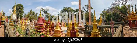 Molti Stupa ornati (marcatori tomba) in un cimitero a Siem Reap, Cambogia. Foto Stock